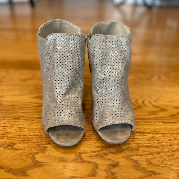 Vaneli Champagne Gold Leather Sandals - Picture 3 of 7